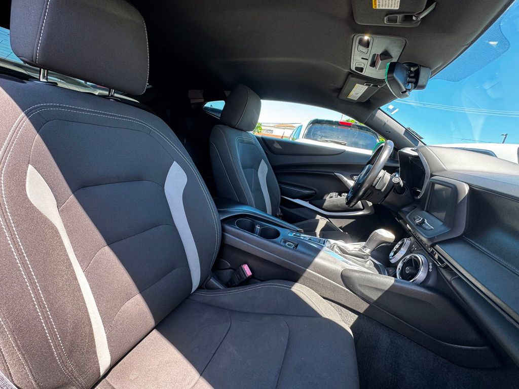 2017 Chevrolet Camaro 2dr Coupe 1LT - 23039752 - 21