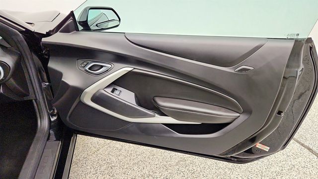 2017 Chevrolet Camaro 2dr Coupe 1LT - 23033690 - 23