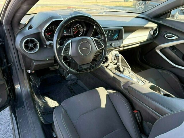 2017 Chevrolet Camaro 2dr Coupe 1LT - 22631401 - 6