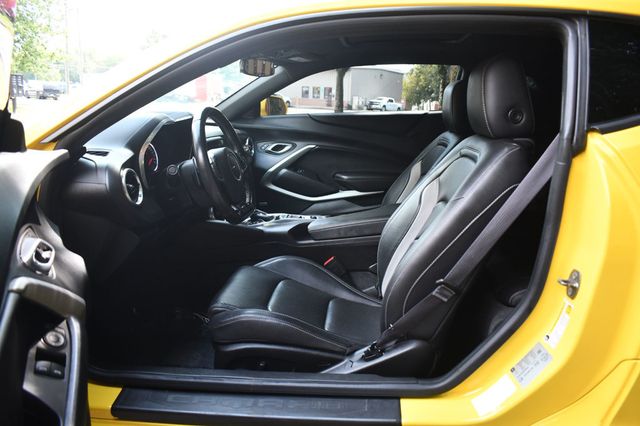 2017 Chevrolet Camaro 2dr Coupe 2LT - 23072959 - 31