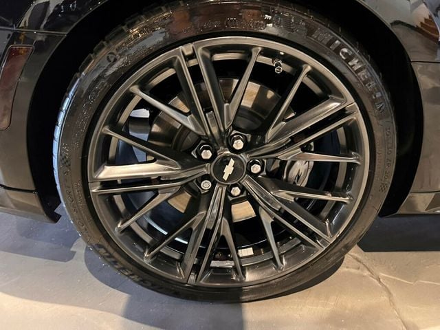 2017 Chevrolet Camaro Zl1/6SpeedManual/PowerSunRoof/Htd&CldSeats/ActiveRevMatch/NAV - 22984395 - 11