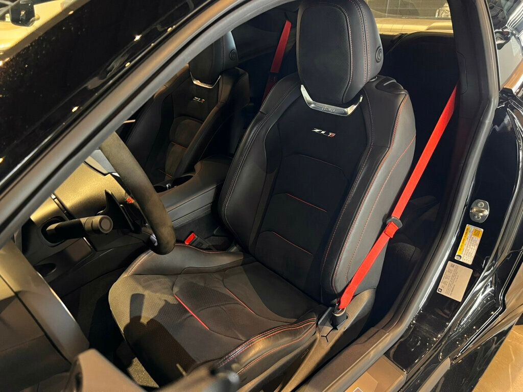 2017 Chevrolet Camaro Zl1/6SpeedManual/PowerSunRoof/Htd&CldSeats/ActiveRevMatch/NAV - 22984395 - 16