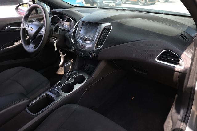 2017 Chevrolet CRUZE 4dr Hatchback Automatic LT - 23027678 - 17