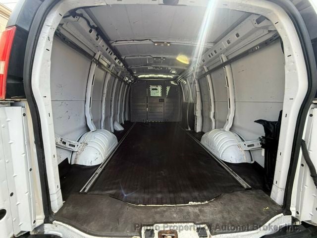 2017 Chevrolet Express Cargo Van RWD 3500 155" - 23069961 - 25
