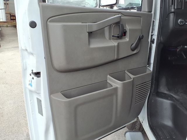 2017 Chevrolet Express Commercial Cutaway 3500 Van 139" - 23023192 - 24