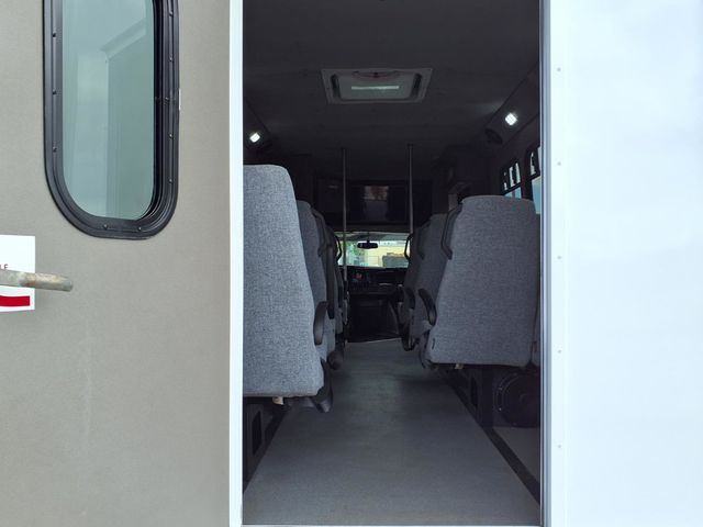 2017 Chevrolet Express Commercial Cutaway 3500 Van 139" - 23023192 - 25