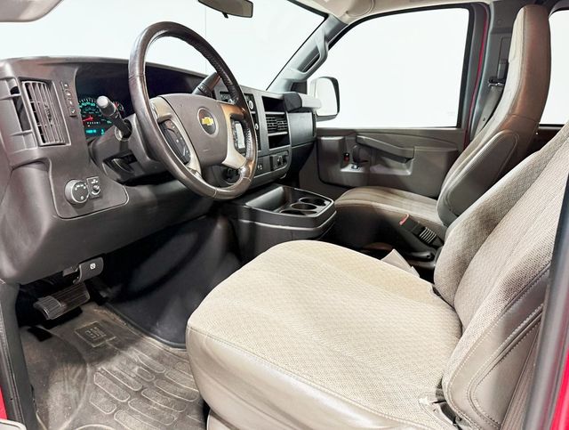 2017 Chevrolet Express Passenger RWD 3500 135" LT w/1LT - 22916351 - 25