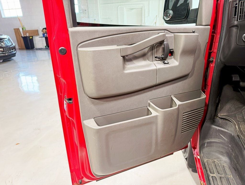 2017 Chevrolet Express Passenger 3500 Van photo 23