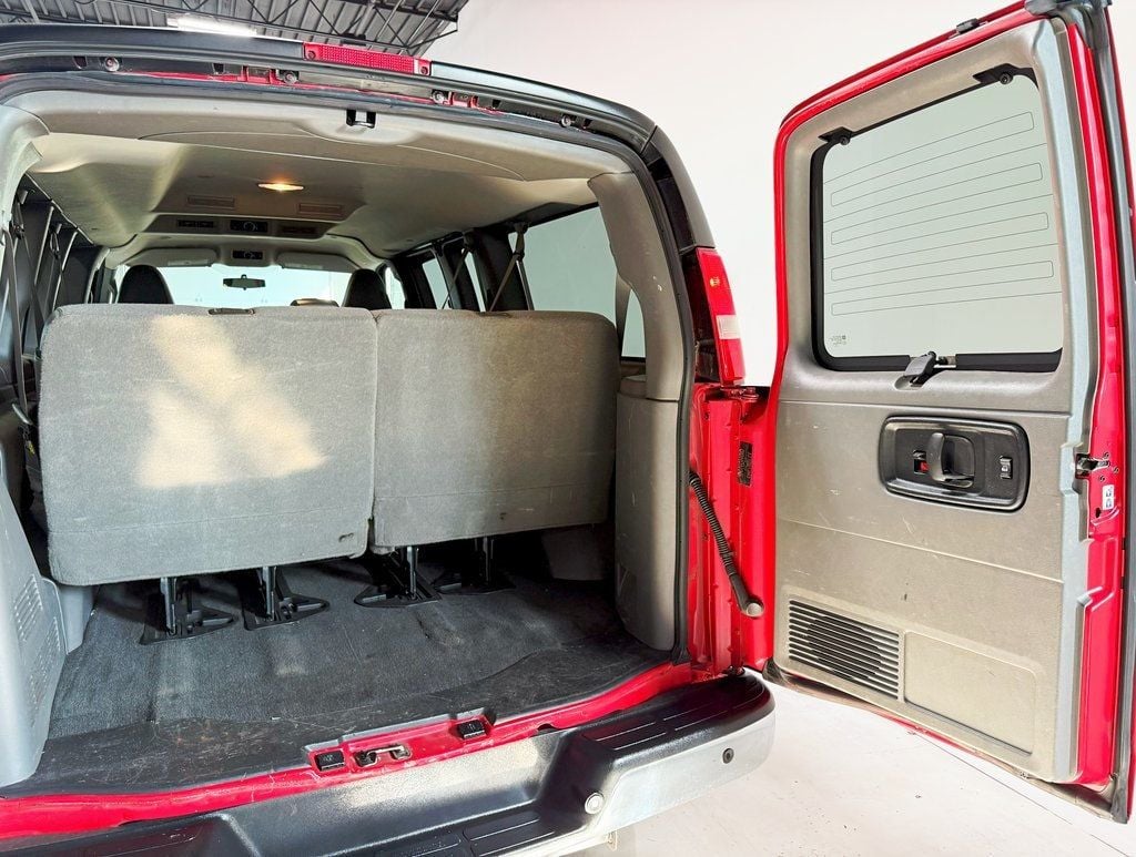 2017 Chevrolet Express Passenger 3500 Van photo 25