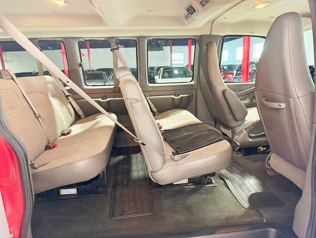 2017 Chevrolet Express Passenger RWD 3500 135" LT w/1LT - 22916351 - 32