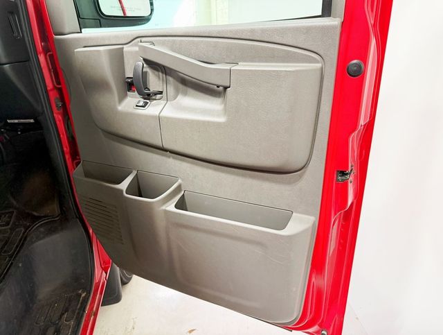 2017 Chevrolet Express Passenger RWD 3500 135" LT w/1LT - 22916351 - 40