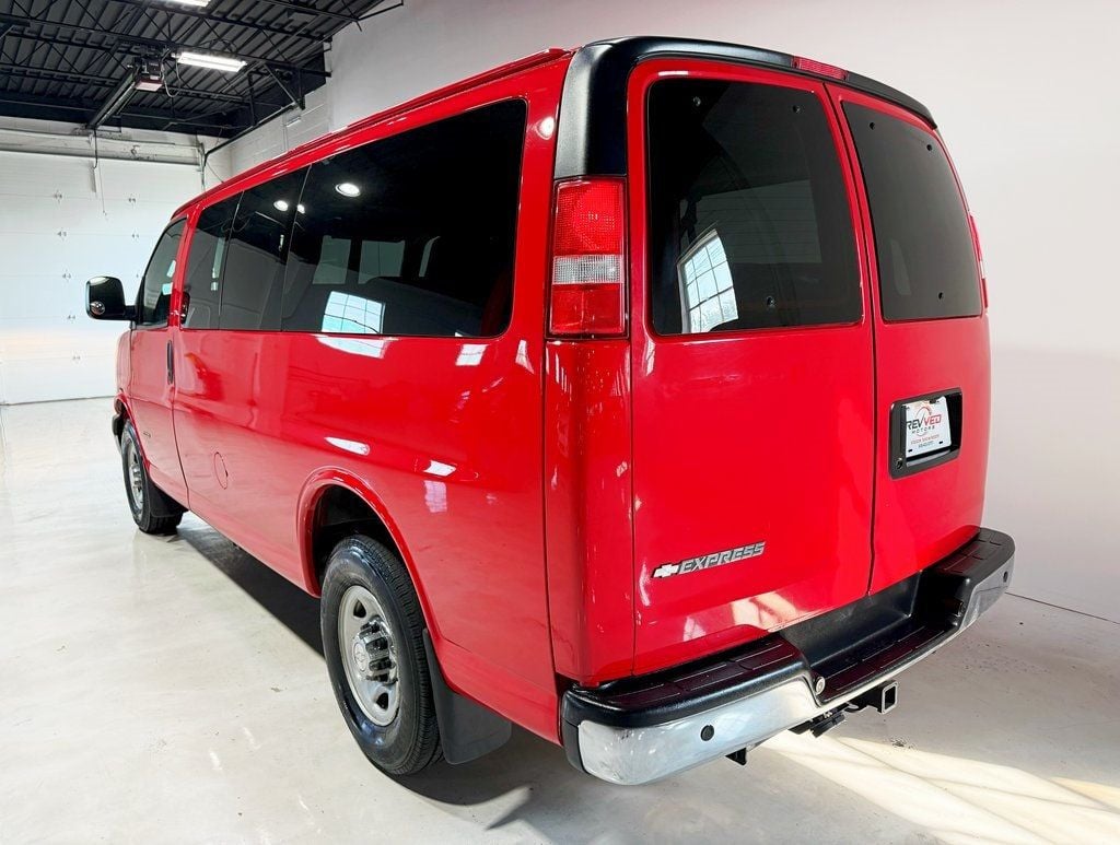 2017 Chevrolet Express Passenger 3500 Van photo 4