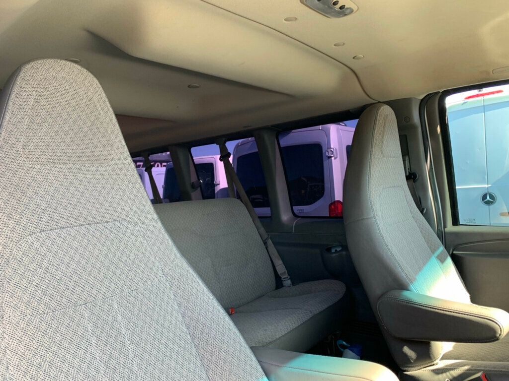 2017 Chevrolet Express Passenger RWD 3500 155" LT w/1LT - 22979026 - 27