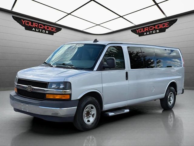 2017 Chevrolet Express Passenger RWD 3500 155" LT w/1LT - 22929246 - 0