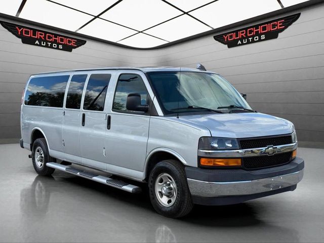 2017 Chevrolet Express Passenger RWD 3500 155" LT w/1LT - 22929246 - 6
