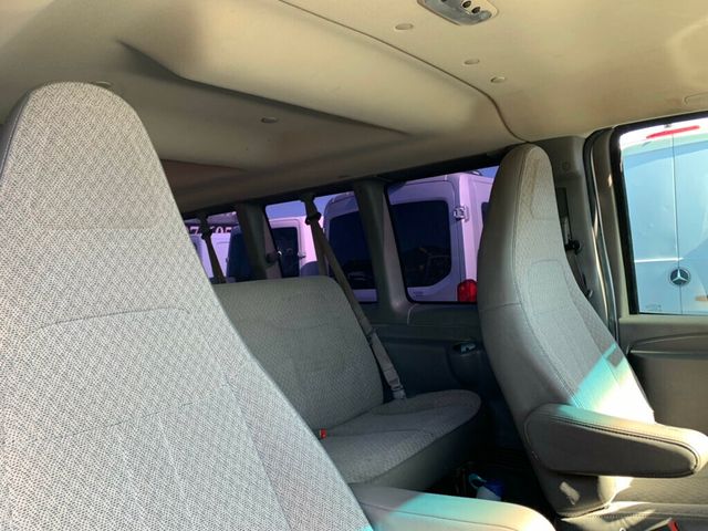 2017 Chevrolet Express Passenger RWD 3500 155" LT w/1LT Passenger - 22979026 - 27