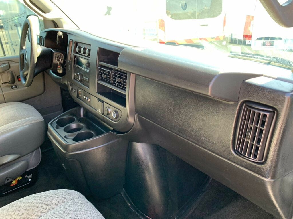 2017 Chevrolet Express Passenger RWD 3500 155" LT w/1LT Passenger - 22979026 - 28