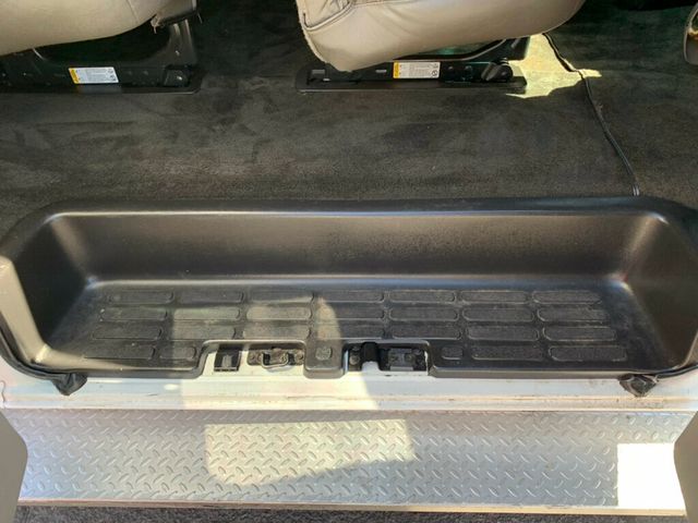 2017 Chevrolet Express Passenger RWD 3500 155" LT w/1LT Passenger - 22979026 - 2