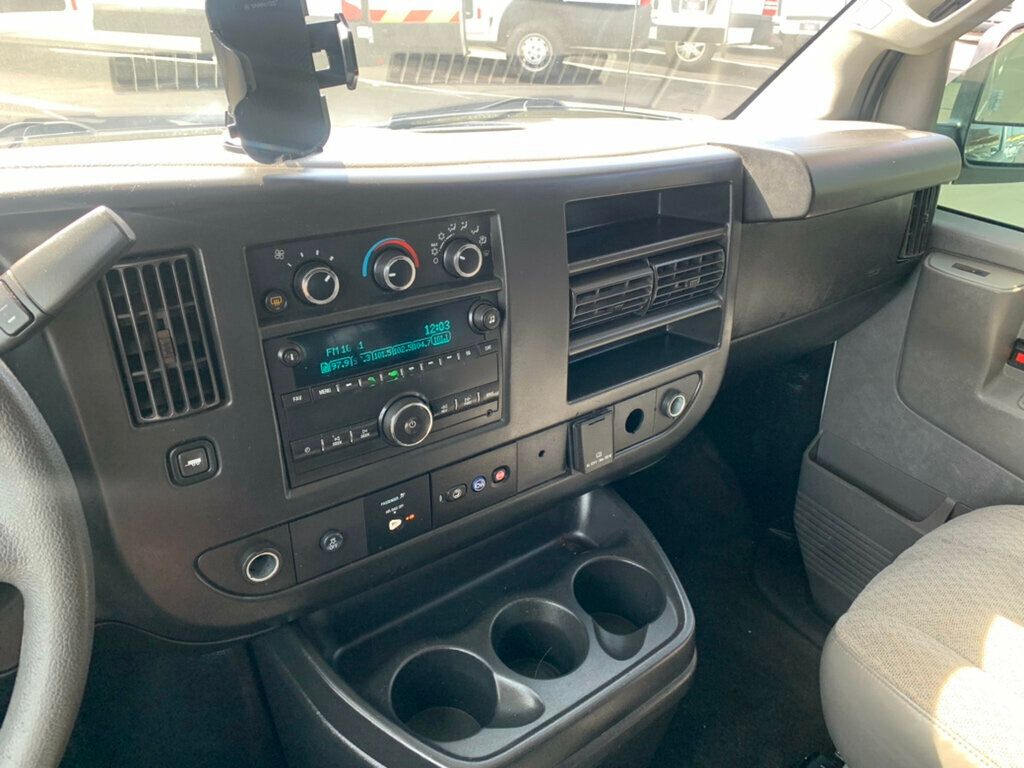 2017 Chevrolet Express Passenger RWD 3500 155" LT w/1LT Passenger - 22989344 - 22