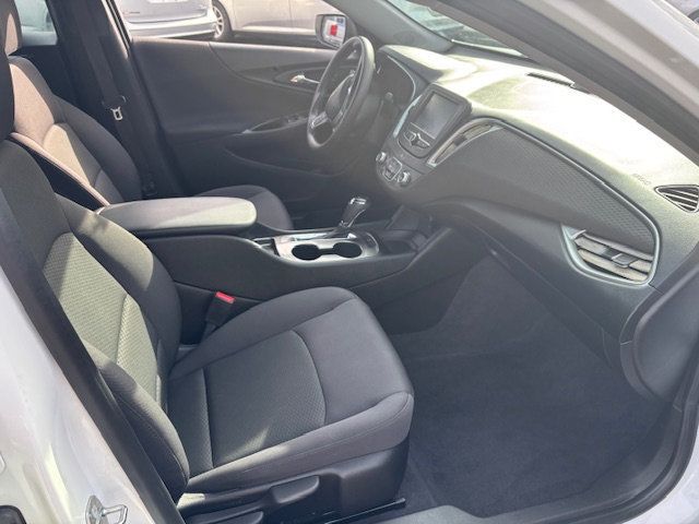2017 Chevrolet Malibu  - 22935894 - 3