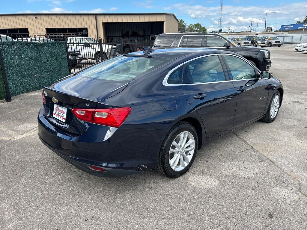 2017 Chevrolet Malibu 1LT photo 2