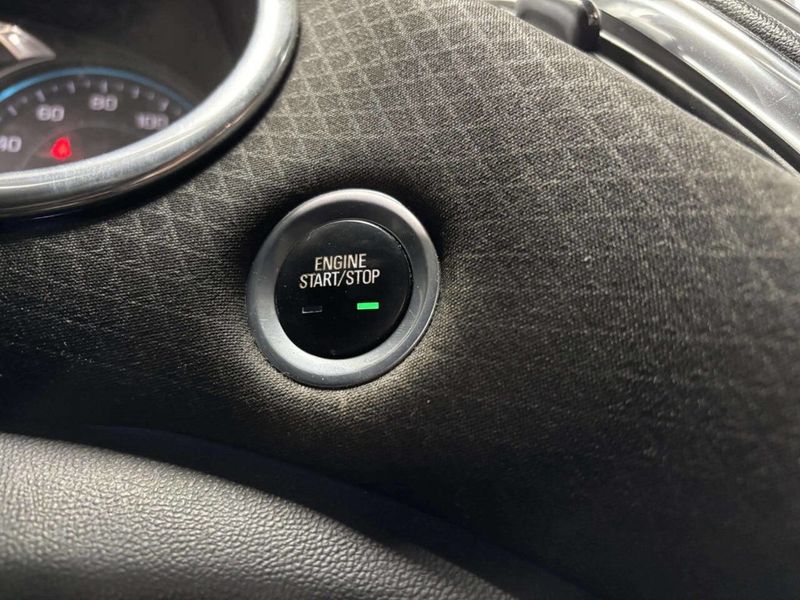 2017 Chevrolet Malibu 4dr Sedan LT w/1LT - 22960694 - 28