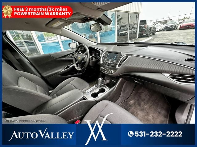 2017 Chevrolet Malibu LT Sedan 4D - 22938992 - 17