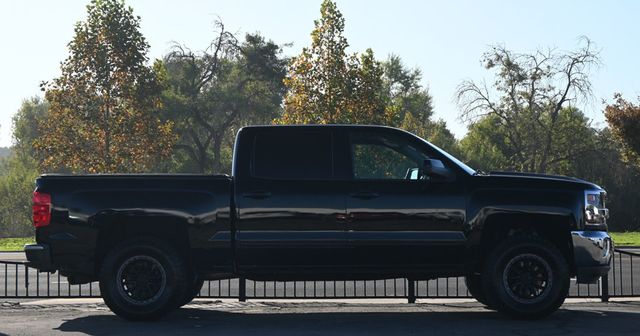 2017 Chevrolet Silverado 1500 Crew Cab LT - 22952787 - 3