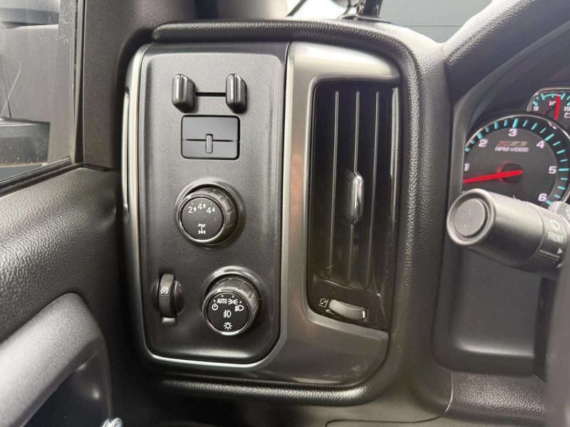 2017 Chevrolet Silverado 2500HD LT 4x4 4dr Crew Cab LB - 22932541 - 27