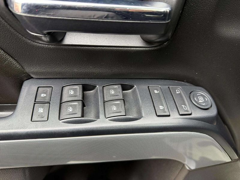 2017 Chevrolet Silverado 2500HD LT 4x4 4dr Crew Cab LB - 22932541 - 28