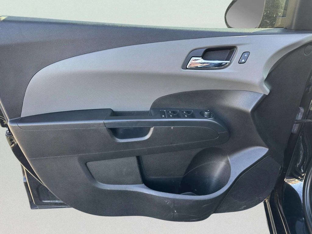 2017 Chevrolet Sonic 4dr Sedan Automatic LT - 22963905 - 10