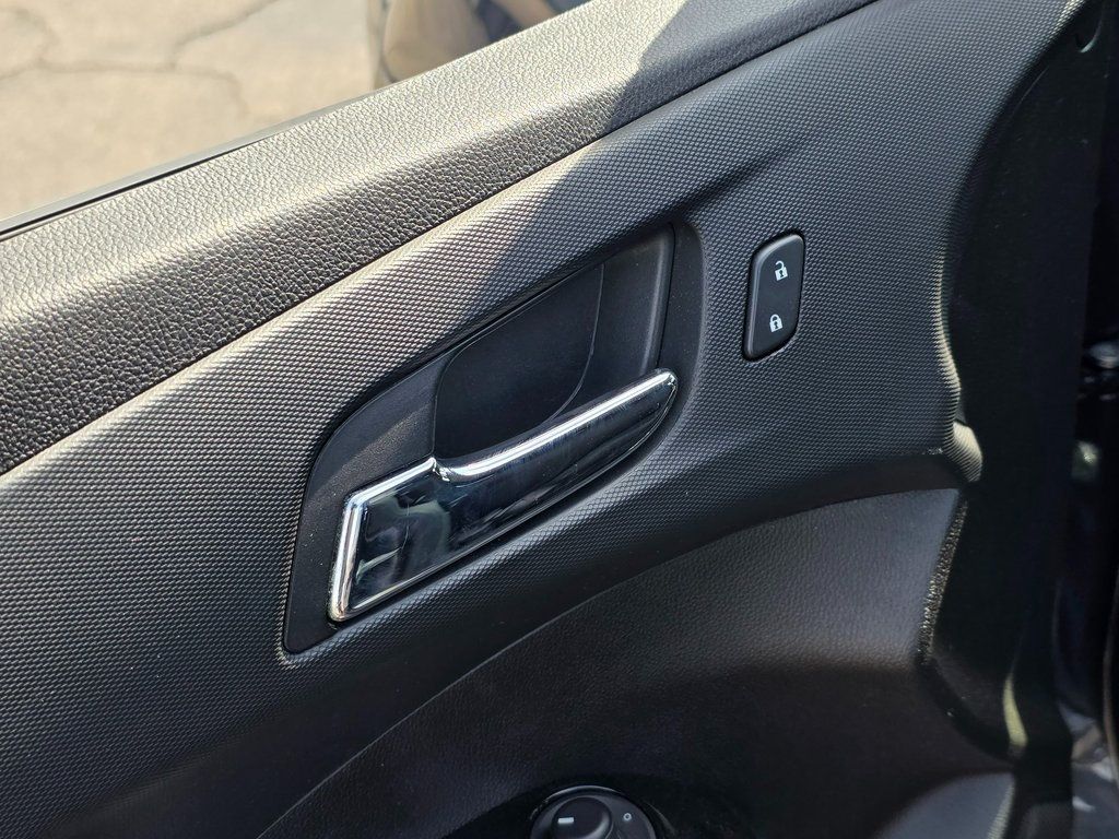 2017 Chevrolet Sonic LT - 22964968 - 25