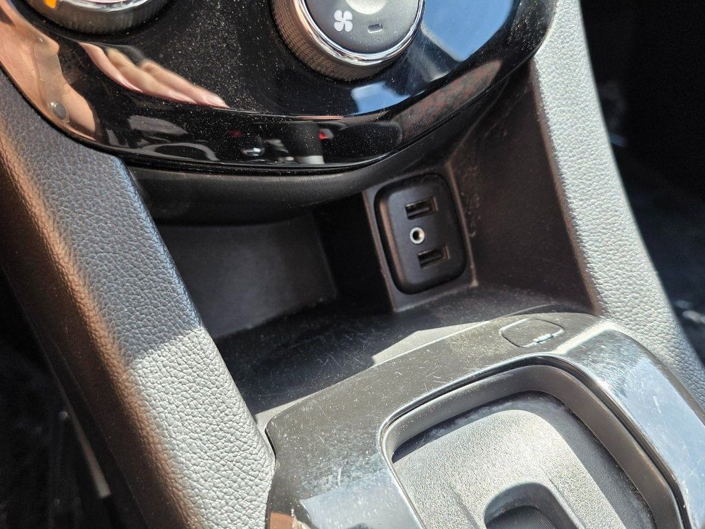 2017 Chevrolet Sonic LT - 22964968 - 34