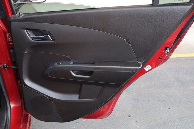 2017 Chevrolet Sonic LT - 23064045 - 19