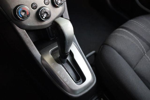 2017 Chevrolet Sonic LT - 23064045 - 38