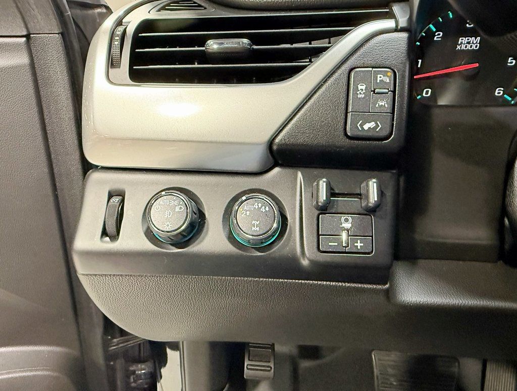 2017 Chevrolet Suburban 4WD 4dr 1500 LT - 22945097 - 11