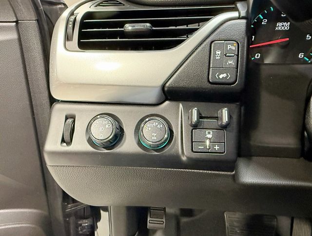 2017 Chevrolet Suburban 4WD 4dr 1500 LT - 22945097 - 11