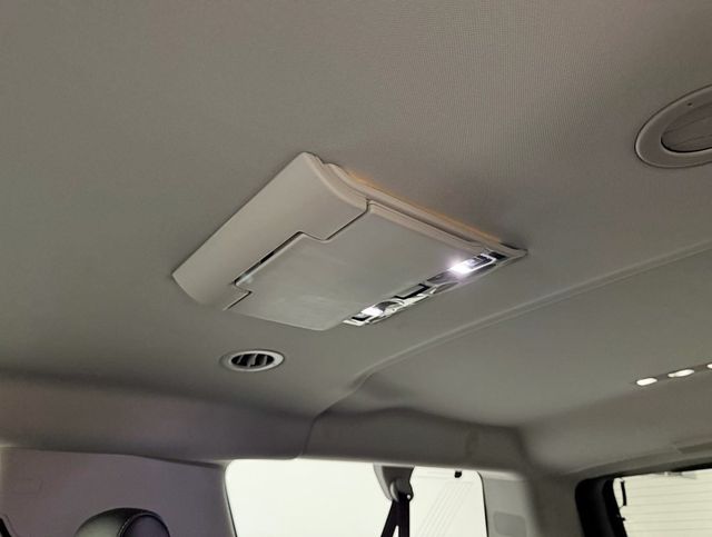 2017 Chevrolet Suburban 4WD 4dr 1500 LT - 22945097 - 40