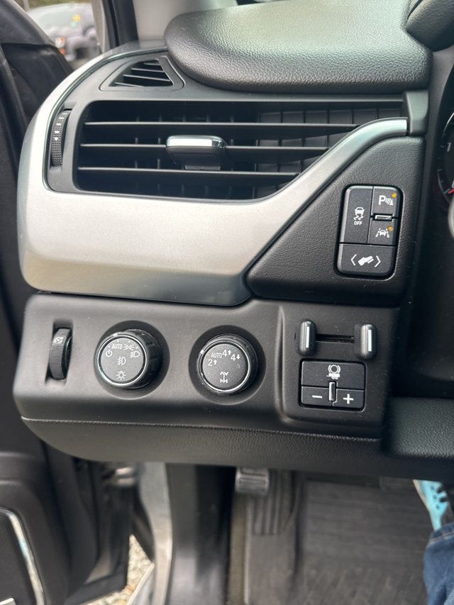 2017 Chevrolet Suburban 4WD 4dr 1500 Premier - 22956927 - 21