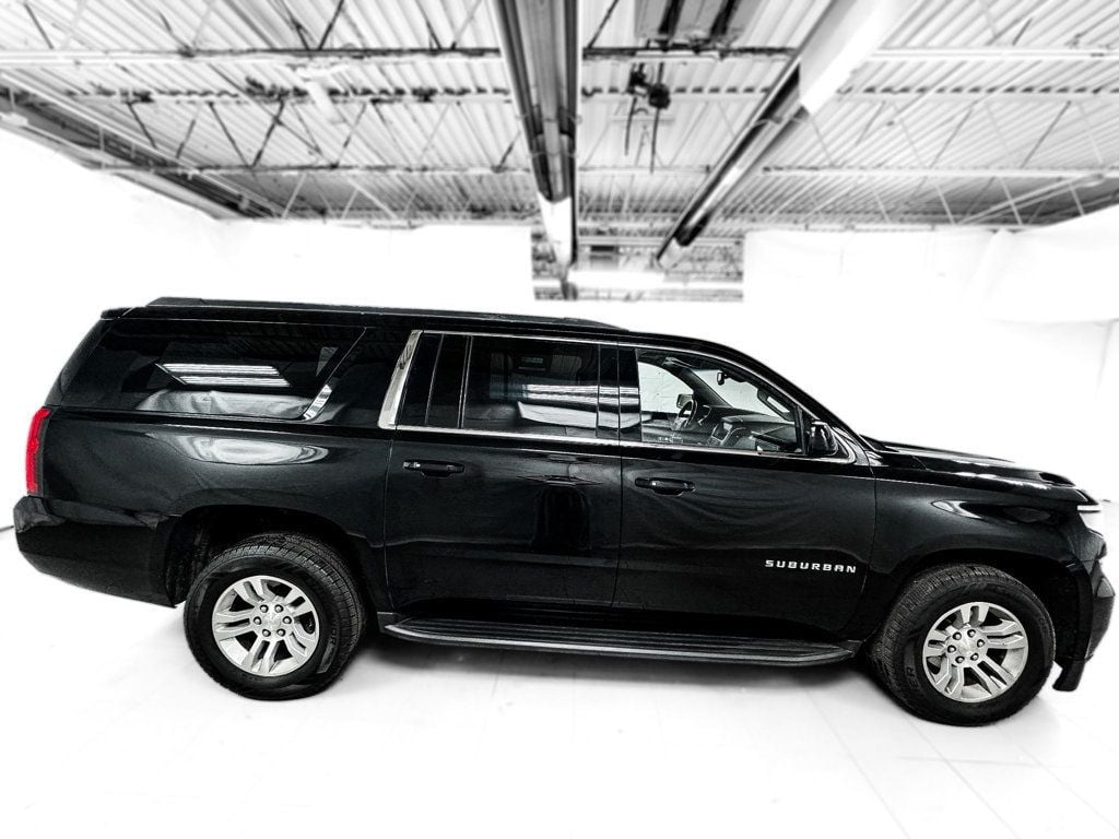 2017 Chevrolet Suburban LT photo 5