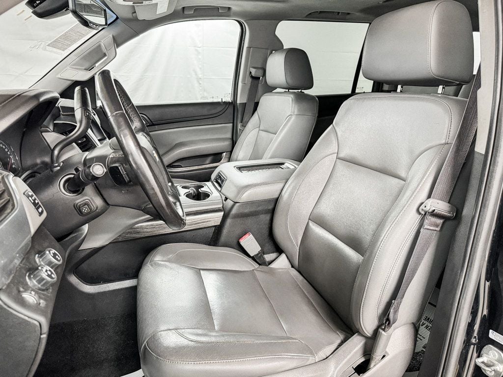 2017 Chevrolet Suburban LT photo 6