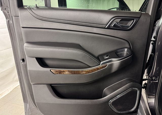 2017 Chevrolet Suburban LT 4WD - 22988877 - 14