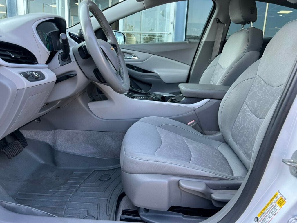 2017 Chevrolet Volt LT photo 13