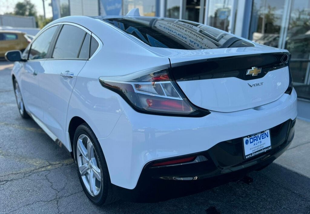 2017 Chevrolet Volt LT photo 3
