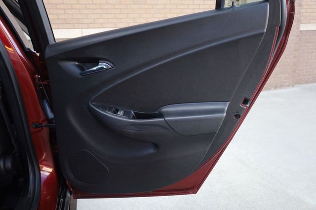 2017 Chevrolet Volt Premier - 23064946 - 18