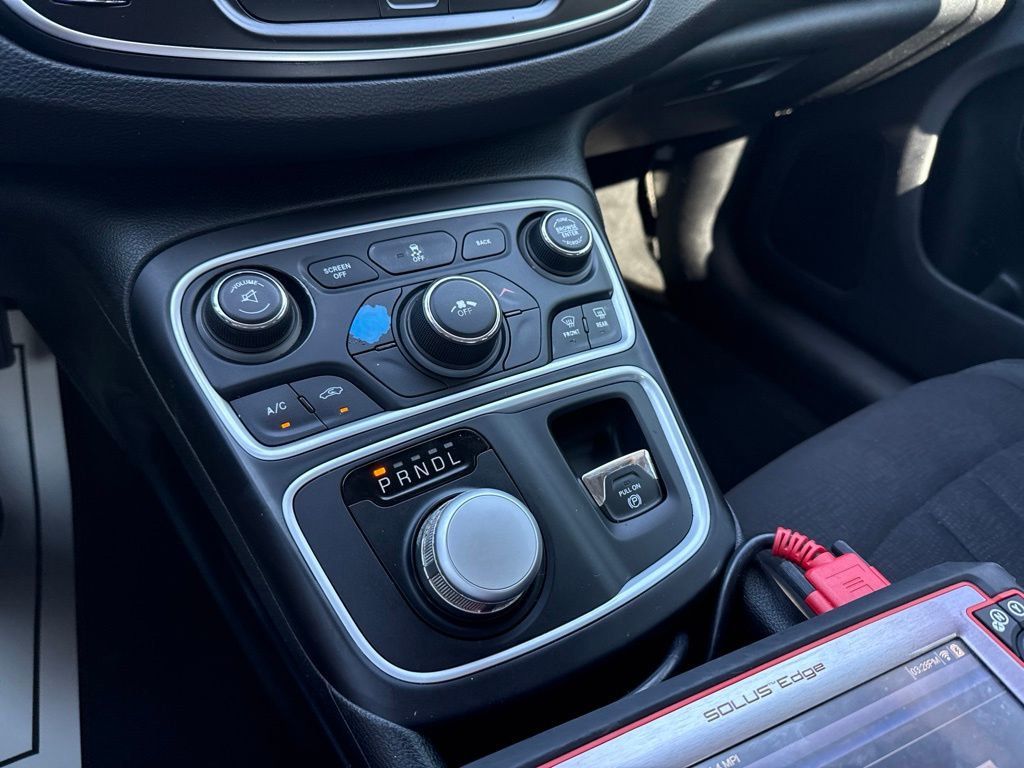 2017 Chrysler 200 LX FWD - 23057615 - 12