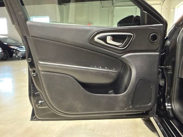 2017 Chrysler 200 LX FWD - 23057615 - 17