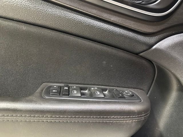 2017 Chrysler 200 LX FWD - 23057615 - 18
