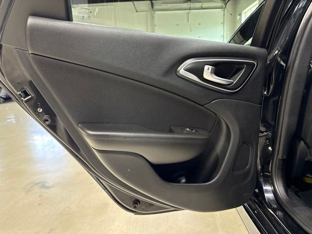 2017 Chrysler 200 LX FWD - 23057615 - 20