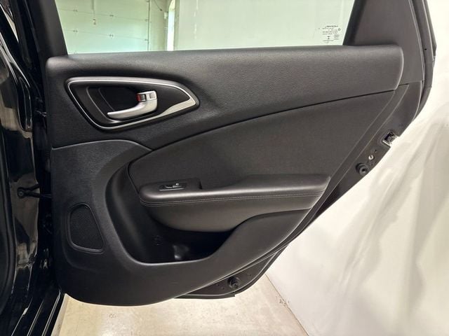 2017 Chrysler 200 LX FWD - 23057615 - 23
